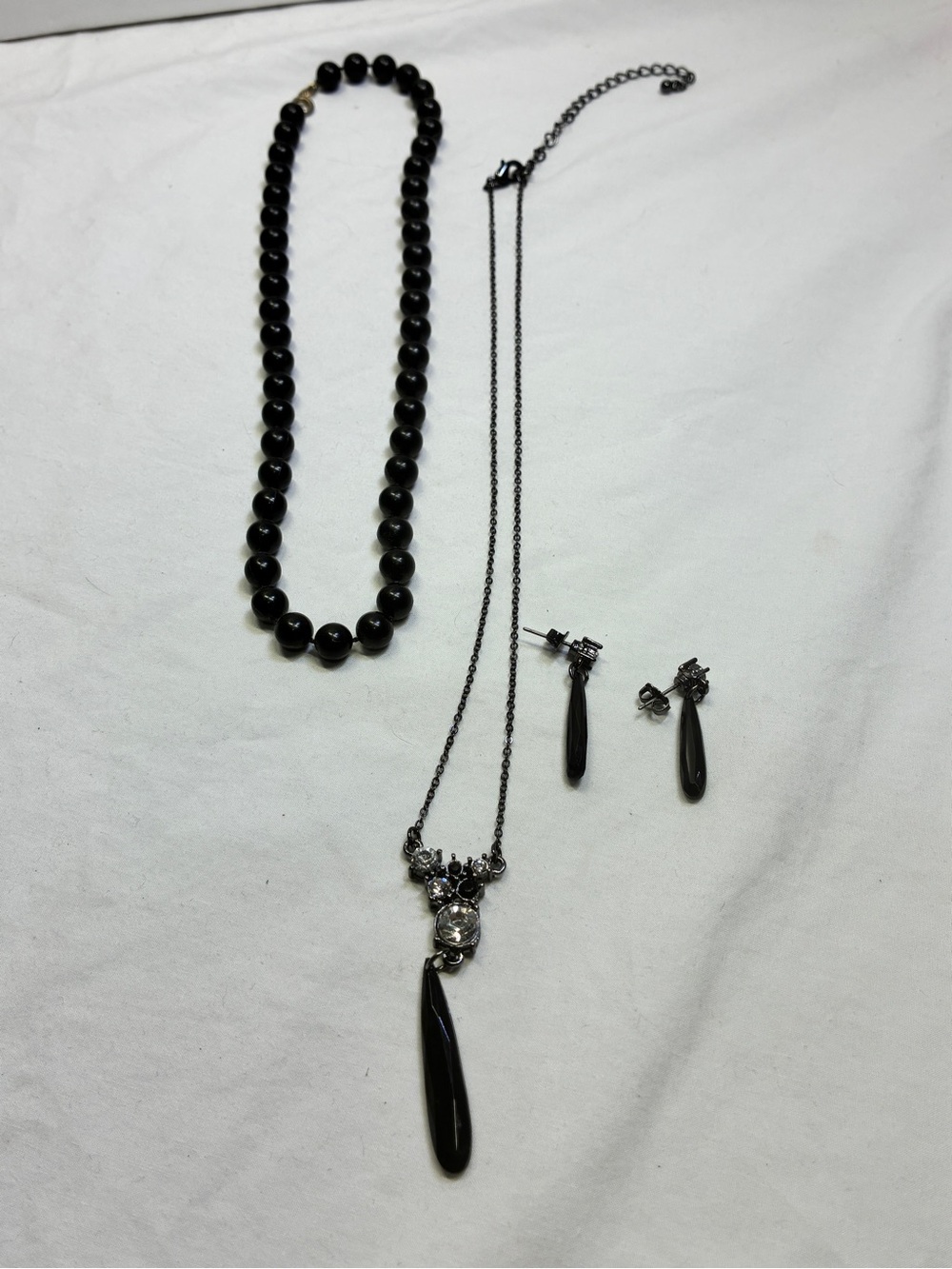Vintage Avon jewelry black teardrop beaded Y-necklace matching earrings